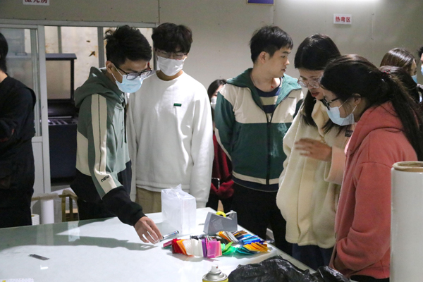 同学们观察产品材质.jpg