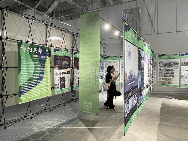 我校环境设计专业作品展位现场.jpg