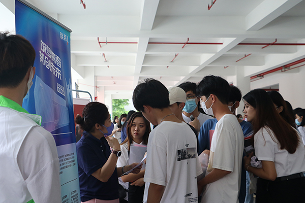 同学们积极面试.jpg