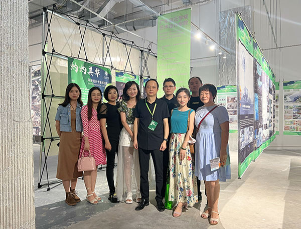 我校环境设计专业教师在展览现场合影.jpg