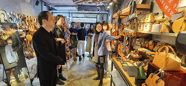 陈华钢院长一行参观皮具城.jpg