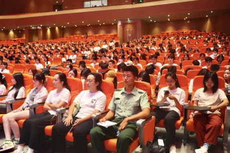 新生见面会现场的2024级新生.jpg