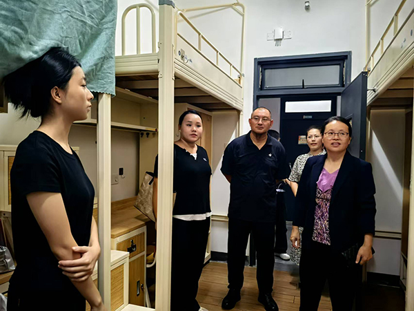 李红英副校长带领艺术设计学院教职工前往宿舍看望新生.jpg