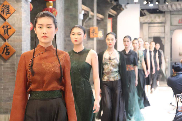 香云纱服饰秀现场.jpg