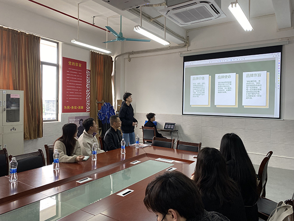 图1 学生汇报.jpg